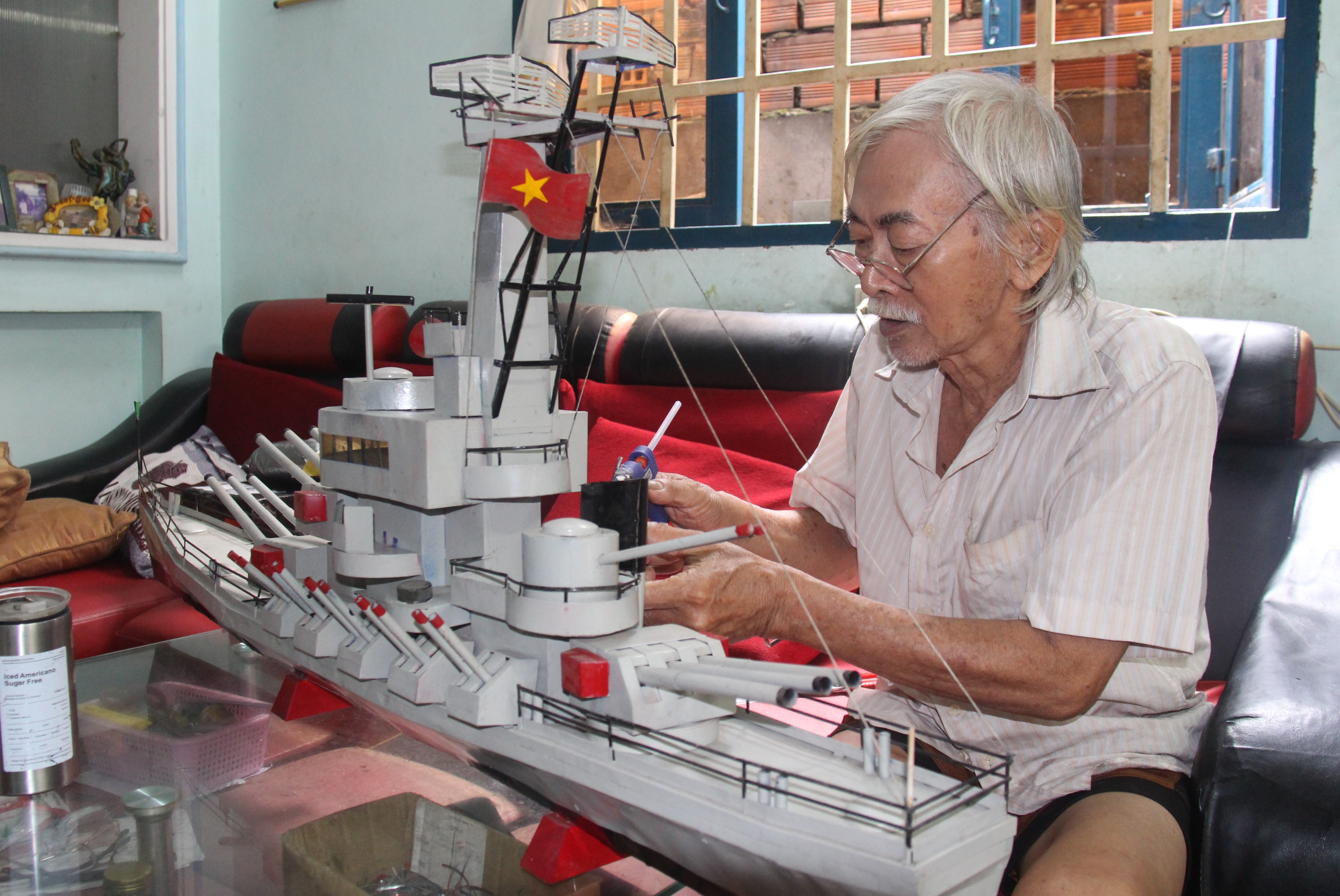 Lão niên chế tác mô hình tàu, xe  từ vật dụng tái chế